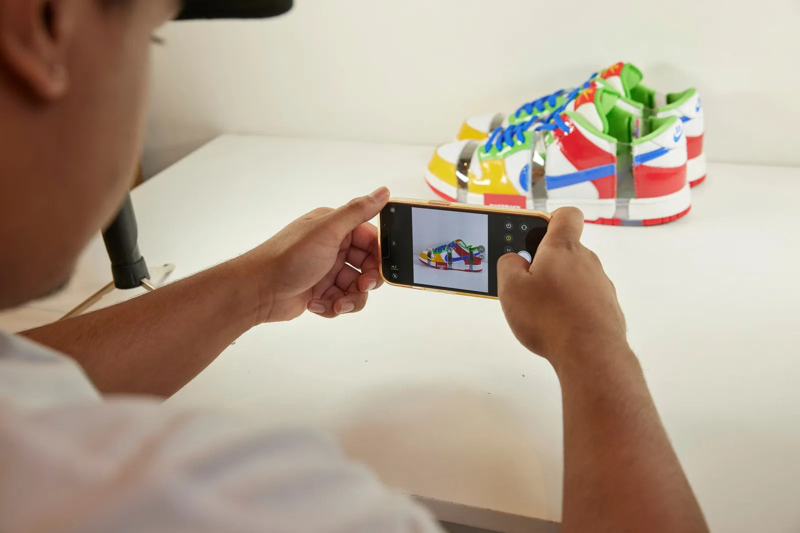 Sneakers e carte Pokémon all'asta da €1